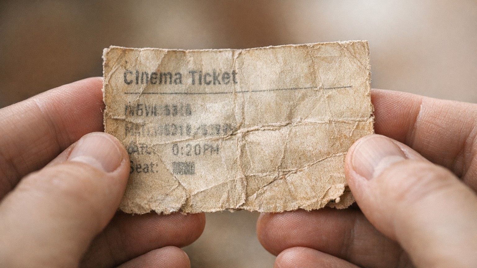 Mon mari gardait un vieux ticket de cinéma plié dans son portefeuille depuis des années : j'ai ri longtemps avant de compr...